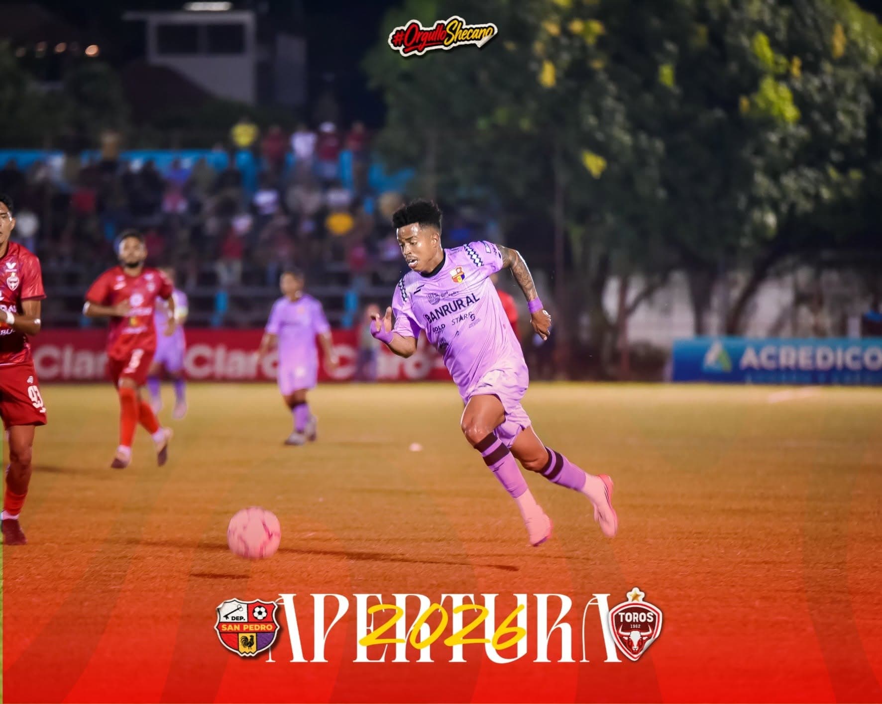 Jugador del club con uniforme morado durante un partido