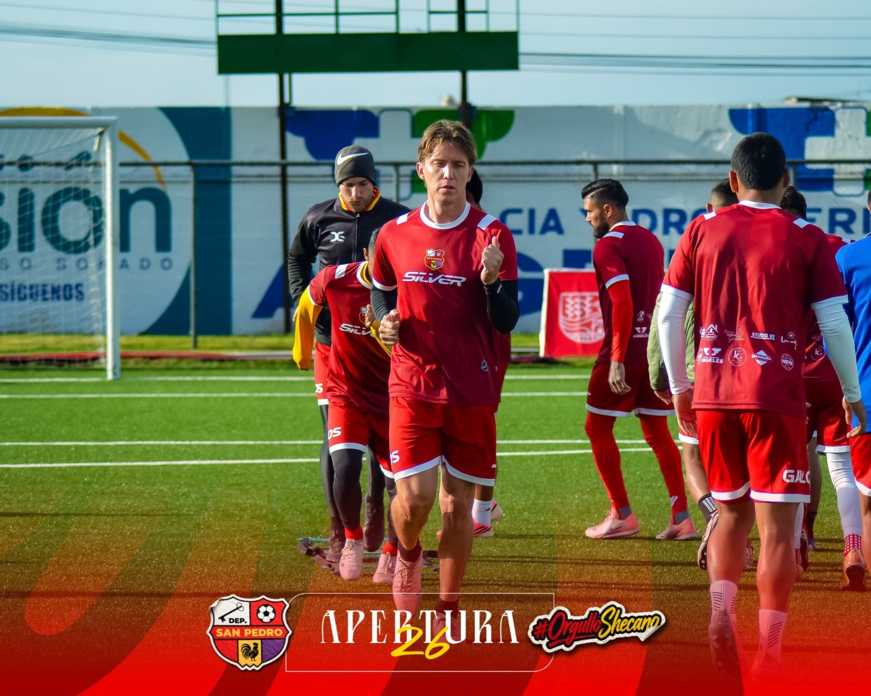 Jugadores del Deportivo San Pedro en el entrenamiento