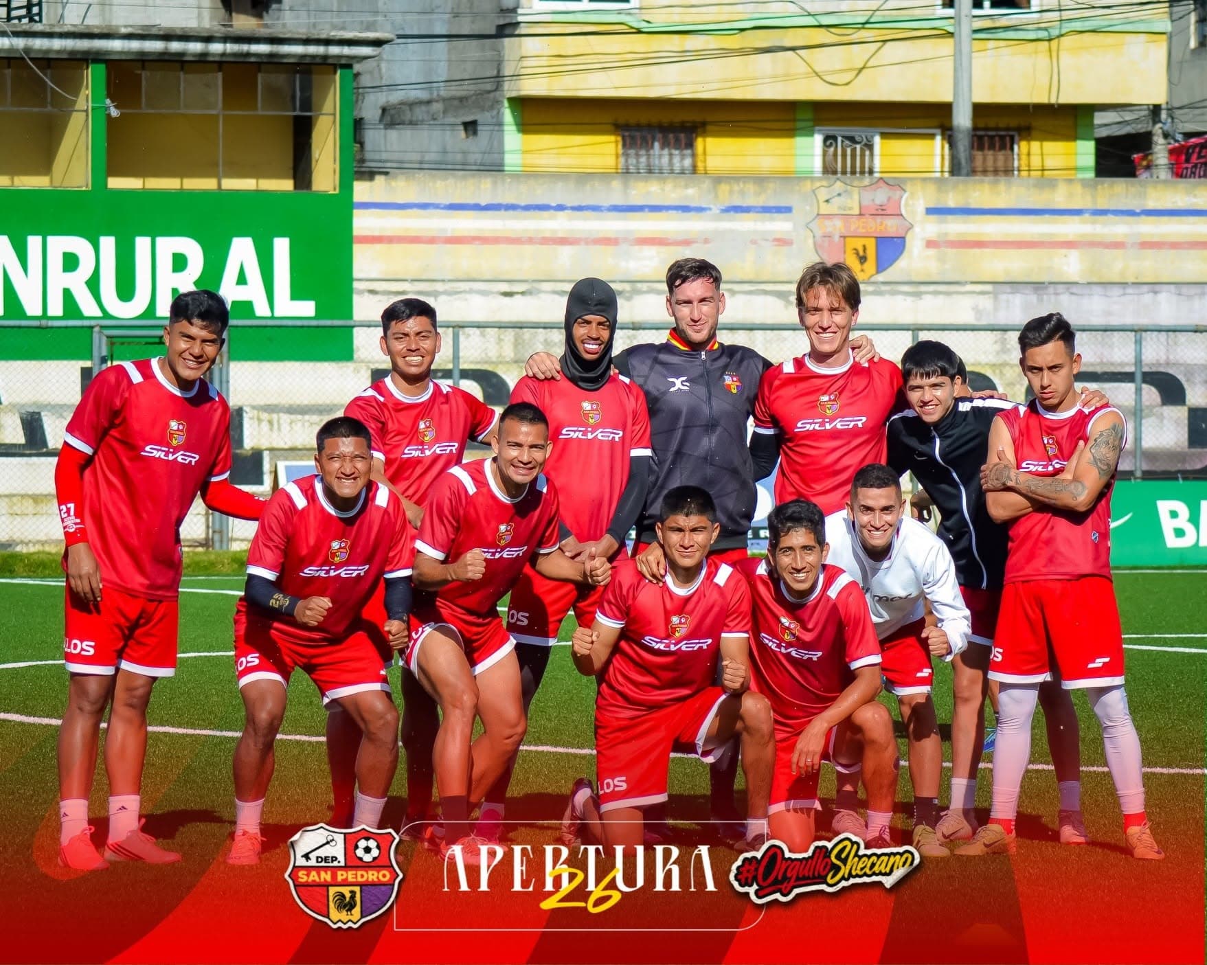 Foto de grupo del plantel en el entrenamiento