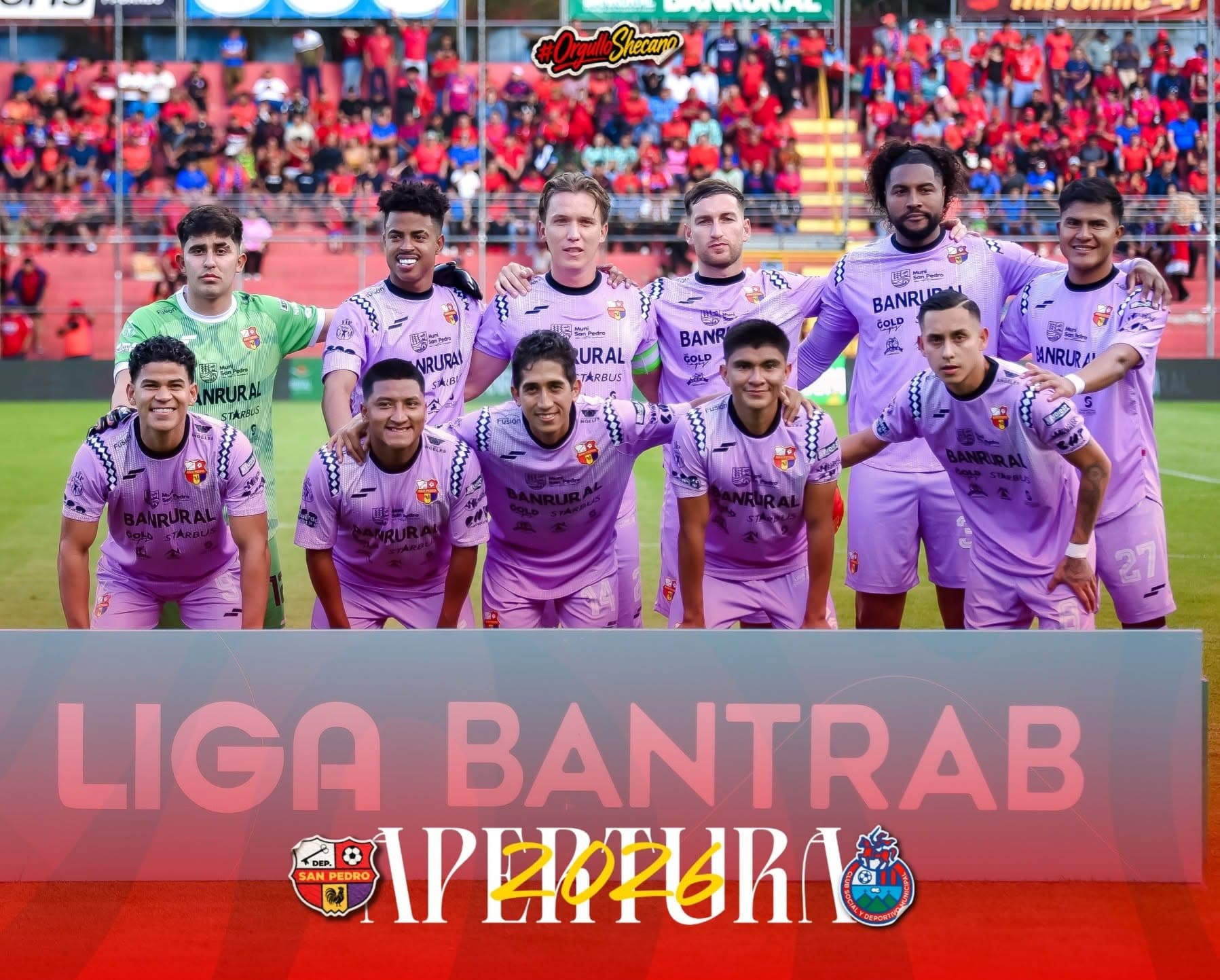 Foto del equipo con uniforme morado ante su afición